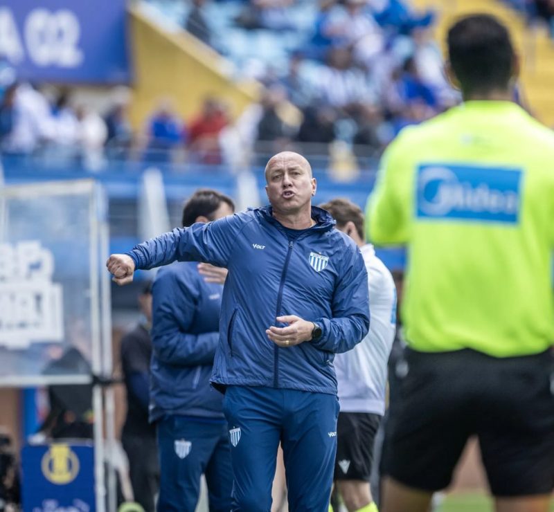 Federação catarinense aponta erros de arbitragem em jogos de Avaí e Brusque