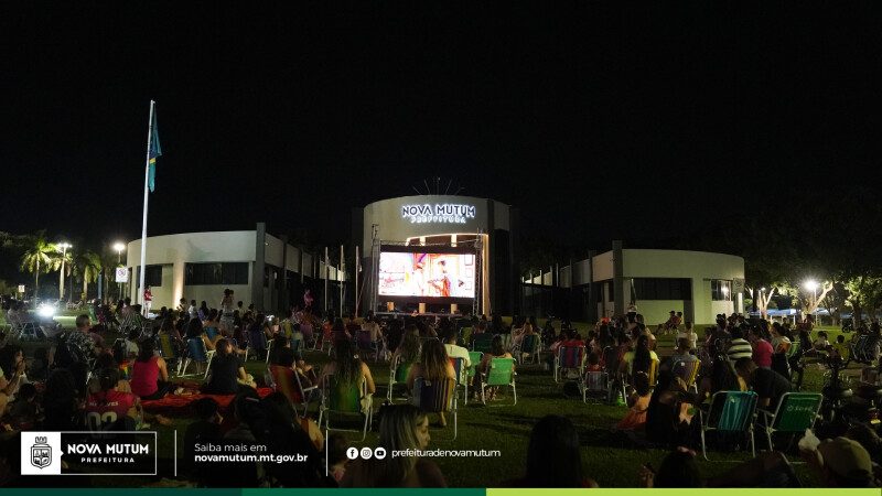 CineSaúde transforma gramado do Paço Municipal em cinema gratuito